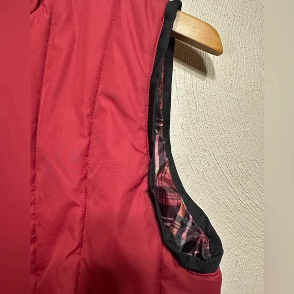 Izod Women’s Reversible quilted vest. Burgundy & Burgundy, black,tan plaid - Picture 3 of 8